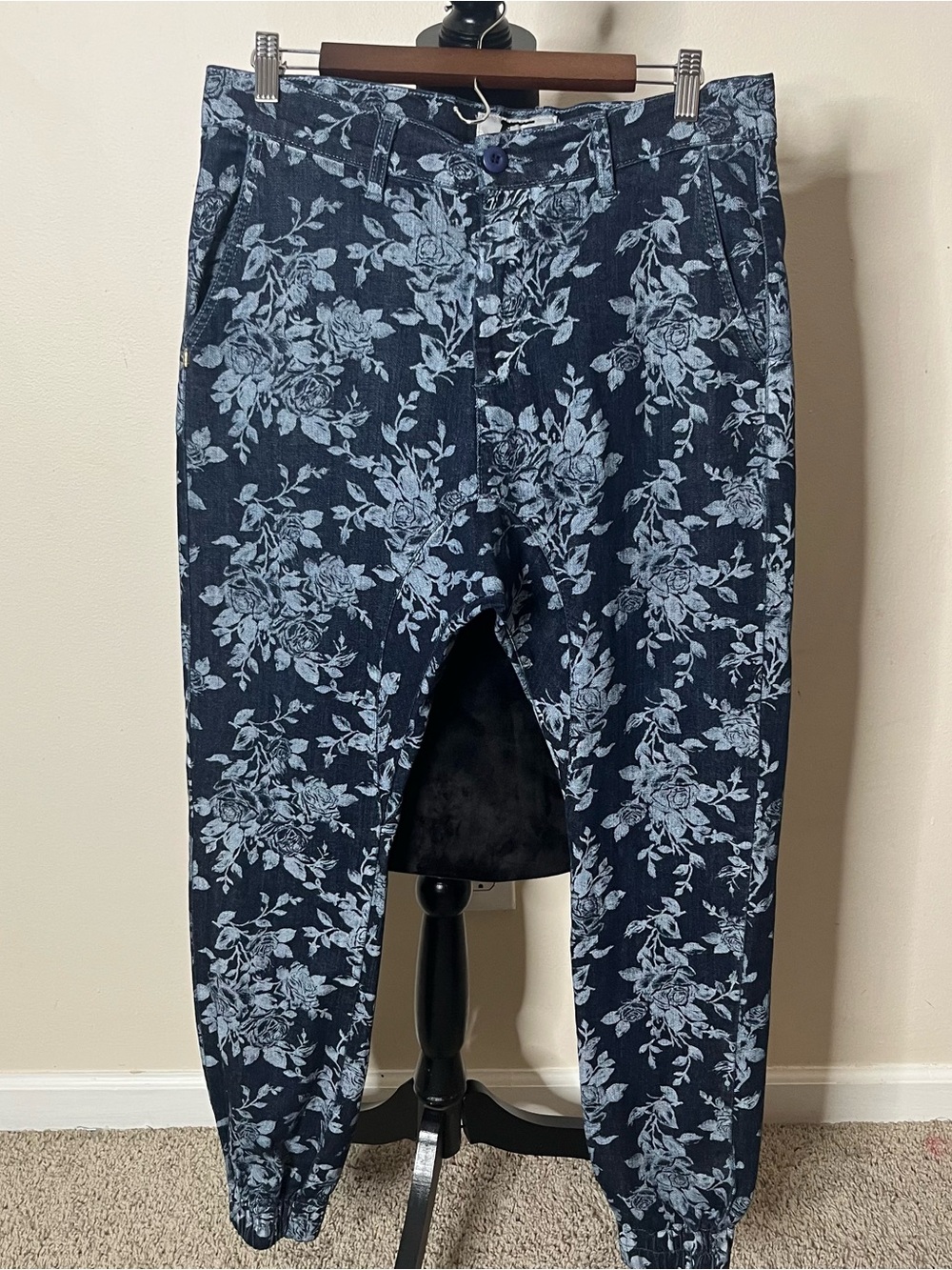 Silence Is Golden LA Men’s Blue White Floral Tapered Denim Jogger Pants Sz 34/30